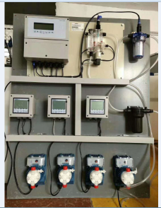 Kontrol800系列集成式控制系統(tǒng) 由PVC安裝板和測量電極及水質(zhì)分析儀三部分組成，通過測量泳池水質(zhì)的PH/ORP/余氯/濁度/溫度值來自動(dòng)控制計(jì)量泵加藥的開始和啟停 可通過RS485傳輸?shù)絇C或顯示屏