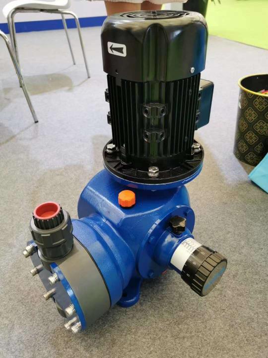 電機驅(qū)動計量泵，具有機械隔膜接液端和機械復(fù)位裝置。