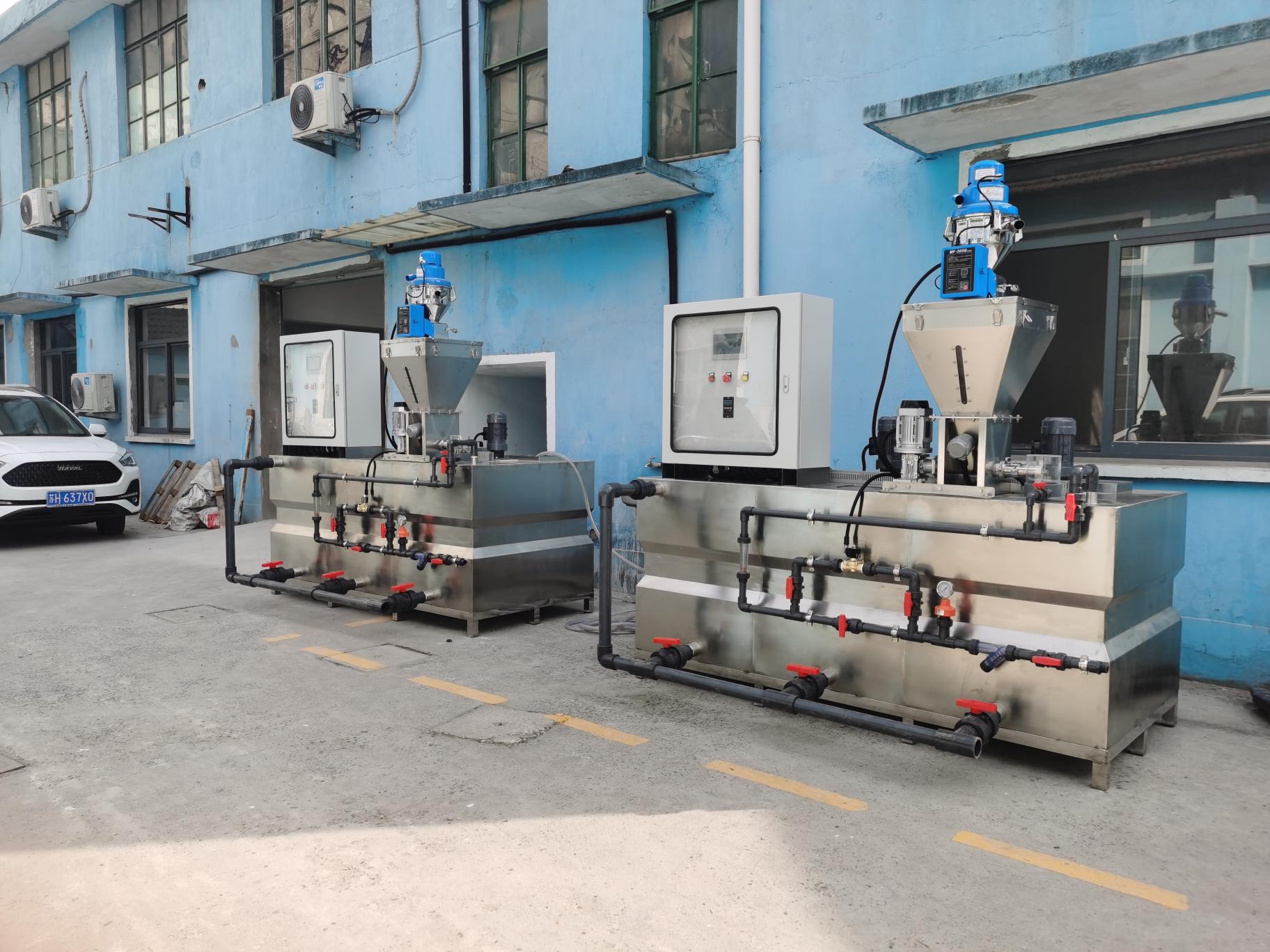 本機小巧玲瓏，主要由1、電控系統(tǒng)，2、料斗，3、定量干粉投加器，  4、攪拌機，5、溶液箱，6、排空系統(tǒng)，7、給水系統(tǒng)組成
