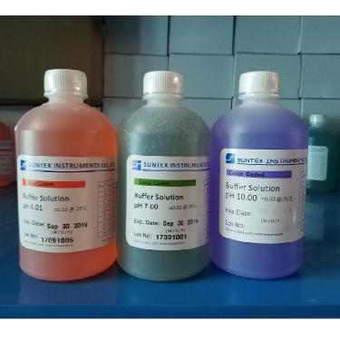 pH緩沖溶液是一種能使pH值保持穩(wěn)定的溶液。如果向這種溶液中加入少量的酸或堿，或者在溶液中的化學(xué)反應(yīng)產(chǎn)生少量的酸或堿，以及將溶液適當(dāng)稀釋，這個(gè)溶液的pH值基本上穩(wěn)定不變，這種能對(duì)抗少量酸或堿或稀釋，而使pH值不易發(fā)生變化的溶液就稱為pH緩沖溶液