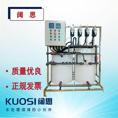 本裝置主要包括藥液溶配系統(tǒng)，計量投加系統(tǒng)、安全系統(tǒng)和控制系統(tǒng)等部分。 固體藥劑加入溶藥箱內(nèi).然后按比例加入工業(yè)水攪拌溶解，由計量投加系統(tǒng)投加藥點。投加控制可采用手動方式，也可依據(jù)上位系統(tǒng)輸出的控制信號，進行隨動控制，自動投加